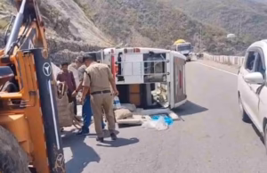 Devprayag: केदारनाथ जा रहे तीर्थयात्रियों का वाहन अनियंत्रित होकर पलटा, चीख-पुकार मचते ही मदद के लिए दौड़े लोग