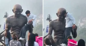 Uttarakhand: नैनीताल में पर्यटकों ने किया राष्ट्रपिता का अपमान? तस्वीर देख आपको भी आाएगी शर्म