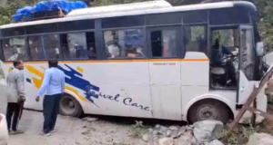 Chamoli: झारखंड के यात्रियों की बस का हुआ ब्रेक फेल, पत्थर से टकराई, बदरीनाथ धाम दर्शन कर थे लौट रहे