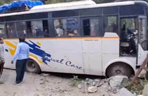 Chamoli: झारखंड के यात्रियों की बस का हुआ ब्रेक फेल, पत्थर से टकराई, बदरीनाथ धाम दर्शन कर थे लौट रहे