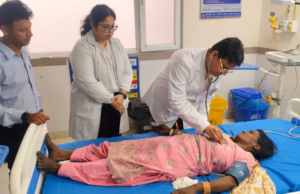 Accident: शादी से लौट रहे परिवार की पिकअप अनियंत्रित होकर सड़क पर पलटी, 21 लोग थे सवार, मची चीख पुकार