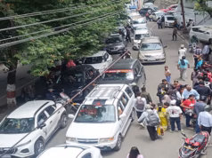 Nainital Traffic Jam: तस्वीरों की जुबानी…हर मोड़ पर लगी गाड़ियों की लंबी कतारें, फंसे सैलानी, लोग परेशान