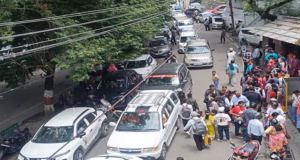 Nainital Traffic Jam: तस्वीरों की जुबानी…हर मोड़ पर लगी गाड़ियों की लंबी कतारें, फंसे सैलानी, लोग परेशान