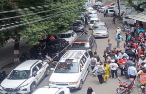Nainital Traffic Jam: तस्वीरों की जुबानी…हर मोड़ पर लगी गाड़ियों की लंबी कतारें, फंसे सैलानी, लोग परेशान