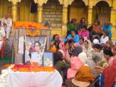 Tehri: पैतृक गांव में यमुना तट पर हुई दिवंगत निशानेबाज जसपाल राणा की मां की अंत्येष्टि, नम आंखों से दी विदाई