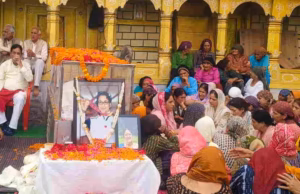 Tehri: पैतृक गांव में यमुना तट पर हुई दिवंगत निशानेबाज जसपाल राणा की मां की अंत्येष्टि, नम आंखों से दी विदाई