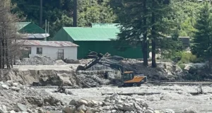 Uttarkashi में भागीरथी का जलस्तर बढ़ा, होटल-होमस्टे खतरे की जद में, खौफजदा लोग