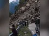 भारत-चीन सीमा के पास पिथौरागढ़ में अचानक टूटी पहाड़ी, सड़क पर गिरे बड़े बोल्डर