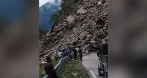 भारत-चीन सीमा के पास पिथौरागढ़ में अचानक टूटी पहाड़ी, सड़क पर गिरे बड़े बोल्डर
