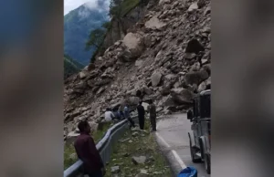 भारत-चीन सीमा के पास पिथौरागढ़ में अचानक टूटी पहाड़ी, सड़क पर गिरे बड़े बोल्डर