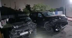 उत्तराखंड के पंतनगर में भैंस से टकराकर 2 कारों की भिड़ंत, कैंची धाम से लौट रहे श्रद्धालु की मौत, 9 लोग घायल