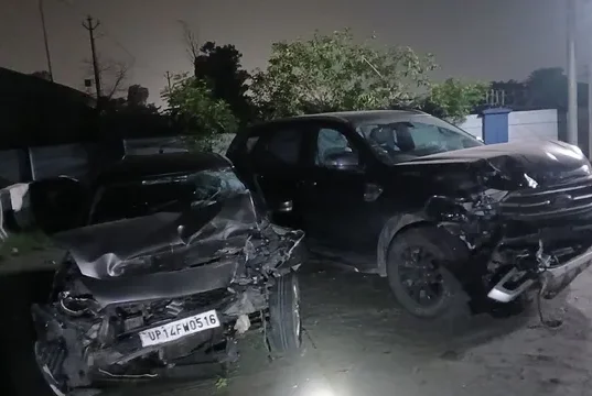 उत्तराखंड के पंतनगर में भैंस से टकराकर 2 कारों की भिड़ंत, कैंची धाम से लौट रहे श्रद्धालु की मौत, 9 लोग घायल