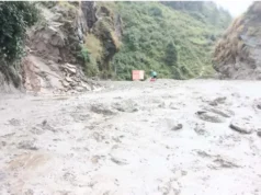 Badrinath Highway गुलाबकोटी में बंद, यात्री कर रहे रास्ता खुलने का इंतजार