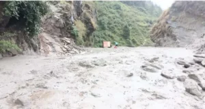 Badrinath Highway गुलाबकोटी में बंद, यात्री कर रहे रास्ता खुलने का इंतजार