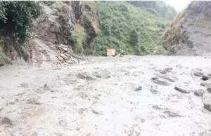 Badrinath Highway गुलाबकोटी में बंद, यात्री कर रहे रास्ता खुलने का इंतजार