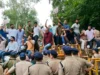 देहरादून में राहुल गांधी के खिलाफ सड़कों पर भाजपा, कांग्रेस भवन कूच से पहले पुलिस ने रोका, बैरिकेडिंग पर चढ़े