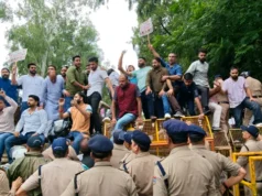 देहरादून में राहुल गांधी के खिलाफ सड़कों पर भाजपा, कांग्रेस भवन कूच से पहले पुलिस ने रोका, बैरिकेडिंग पर चढ़े