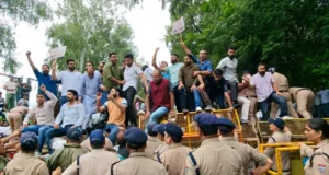 देहरादून में राहुल गांधी के खिलाफ सड़कों पर भाजपा, कांग्रेस भवन कूच से पहले पुलिस ने रोका, बैरिकेडिंग पर चढ़े