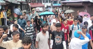 धर्मेंद्र प्रधान के इस्तीफे के बाद उत्तराखंड में जश्न, बारिश के दौरान सड़कों पर निकले ‘Gen-Z’