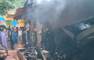 Uttarakhand: नैनीताल में हड़कंप, न्यू पालिका बाजार में लगी भीषण आग, फास्ट फूड दुकान में फटा सिलेंडर, दमकल ने टाला बड़ा हादसा