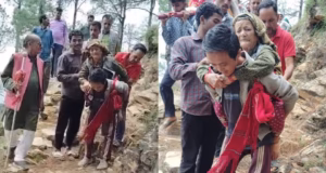 Uttarkashi: सड़क की सुविधा नहीं, बीमार बुजुर्ग महिला को पीठ पर उठाकर चले पांच किमी पैदल, तब पहुंचाया अस्पताल
