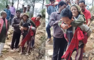 Uttarkashi: सड़क की सुविधा नहीं, बीमार बुजुर्ग महिला को पीठ पर उठाकर चले पांच किमी पैदल, तब पहुंचाया अस्पताल
