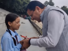 Dehradun: हेलिपैड पर नन्हीं बच्ची को देख रुके सीएम, खूब दुलार कर पूछे सवाल, बच्ची ने दिए जवाब