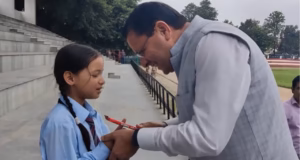 Dehradun: हेलिपैड पर नन्हीं बच्ची को देख रुके सीएम, खूब दुलार कर पूछे सवाल, बच्ची ने दिए जवाब