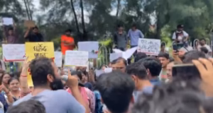 Dehradun: परीक्षाओं में धांधली से आहत युवाओं का सड़कों पर दिखा आक्रोश, बोले-इस्तीफा दें केंद्रीय शिक्षा मंत्री