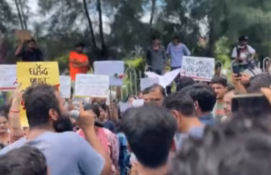 Dehradun: परीक्षाओं में धांधली से आहत युवाओं का सड़कों पर दिखा आक्रोश, बोले-इस्तीफा दें केंद्रीय शिक्षा मंत्री