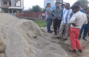 Haldwani: काश किसी ने देख लिया होता…डंपर से रेत गिरते ही दबा पवन, बचने के लिए मारता रहा हाथ-पैर, पढ़ें पूरी खबर