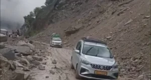 Uttarakhand: बदरीनाथ हाईवे पर भनेरपानी में पहाड़ी से गिर रहे पत्थर, 16 ग्रामीण लिंक मार्ग बंद