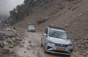 Uttarakhand: बदरीनाथ हाईवे पर भनेरपानी में पहाड़ी से गिर रहे पत्थर, 16 ग्रामीण लिंक मार्ग बंद