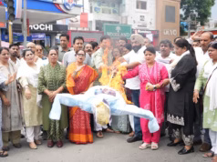 देहरादून: महिला कांग्रेस ने प्रहलाद जोशी के खिलाफ की नारेबाजी, कहा-महिलाओं का अपमान जनता नहीं करेंगी बर्दाश्त
