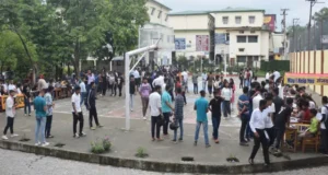 ब्वॉयफ्रेंड को लेकर एमबीपीजी के गेट पर छात्राओं में हाथपाई, जमकर लात-घूंसे चले, नोचे बाल