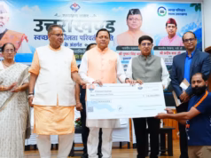 Dehradun: सीएम धामी ने 11 स्वच्छ ईंधन आधारित वाहनों को किया फ्लैग ऑफ, छह लोगों को सब्सिडी के चेक दिए