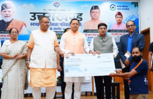 Dehradun: सीएम धामी ने 11 स्वच्छ ईंधन आधारित वाहनों को किया फ्लैग ऑफ, छह लोगों को सब्सिडी के चेक दिए