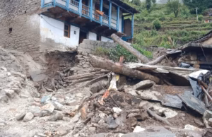 Chamoli Rain: ज्योतिर्मठ में भारी बारिश, पगनो गांव में घर में घुसा मलबा, दो बुजुर्ग फंसे, बदरीनाथ हाईवे भी बंद