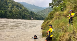 Rishikesh: सिरासू पुल के पास स्नान के दौरान गंगा में बहा मेरठ का युवक, दोस्तों के साथ आया था घूमने, खोज जारी