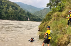 Rishikesh: सिरासू पुल के पास स्नान के दौरान गंगा में बहा मेरठ का युवक, दोस्तों के साथ आया था घूमने, खोज जारी