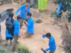 उत्तराखंड में शिक्षा की कीमत जान! उफनते गधेरे को पार कर स्कूल पहुंच रहे बच्चे