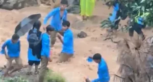 उत्तराखंड में शिक्षा की कीमत जान! उफनते गधेरे को पार कर स्कूल पहुंच रहे बच्चे