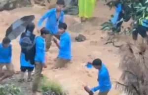 उत्तराखंड में शिक्षा की कीमत जान! उफनते गधेरे को पार कर स्कूल पहुंच रहे बच्चे