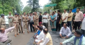 उत्तराखंड के अल्मोड़ा में बाघों के हमलों से मौतों पर ग्रामीणों में उबाल, हाईवे पर सांकेतिक जाम