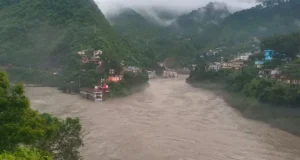 Uttarakhand: रुद्रप्रयाग में अलकनंदा का जलस्तर चेतावनी स्तर पर, लोगों को नदी से दूर रहने की सलाह, 12 सड़कें बंद