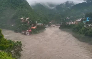 Uttarakhand: रुद्रप्रयाग में अलकनंदा का जलस्तर चेतावनी स्तर पर, लोगों को नदी से दूर रहने की सलाह, 12 सड़कें बंद
