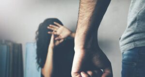 Uttarakhand: बेटी के चरित्र पर शक के चलते पिता ने की बेटी का गला घोंटने की कोशिश, थाने पहुंचकर युवती ने लगाई मदद की गुहार