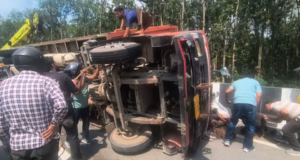 Uttarakhand: राजधानी देहरादून में दर्दनाक हादसा, बेकाबू ट्रक एक्सप्रेस-वे के पराफिट से टकराकर मजदूर पर पलटा, मौके पर हुई मौत