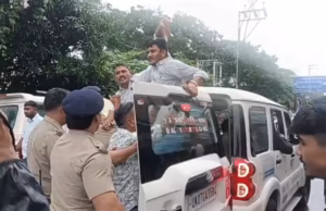 Dehradun: लंबित विजिलेंस जांच और भ्रष्टाचार के विरोध में सुराज सेवा दल का सचिवालय कूच, कार्यकर्ता गिरफ्तार