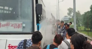 देहरादून-दिल्ली एक्सप्रेसवे पर चलती बस के टायर में लगी आग, यात्रियों में मची चीख पुकार, चालक की सतर्कता से टला बड़ा हादसा